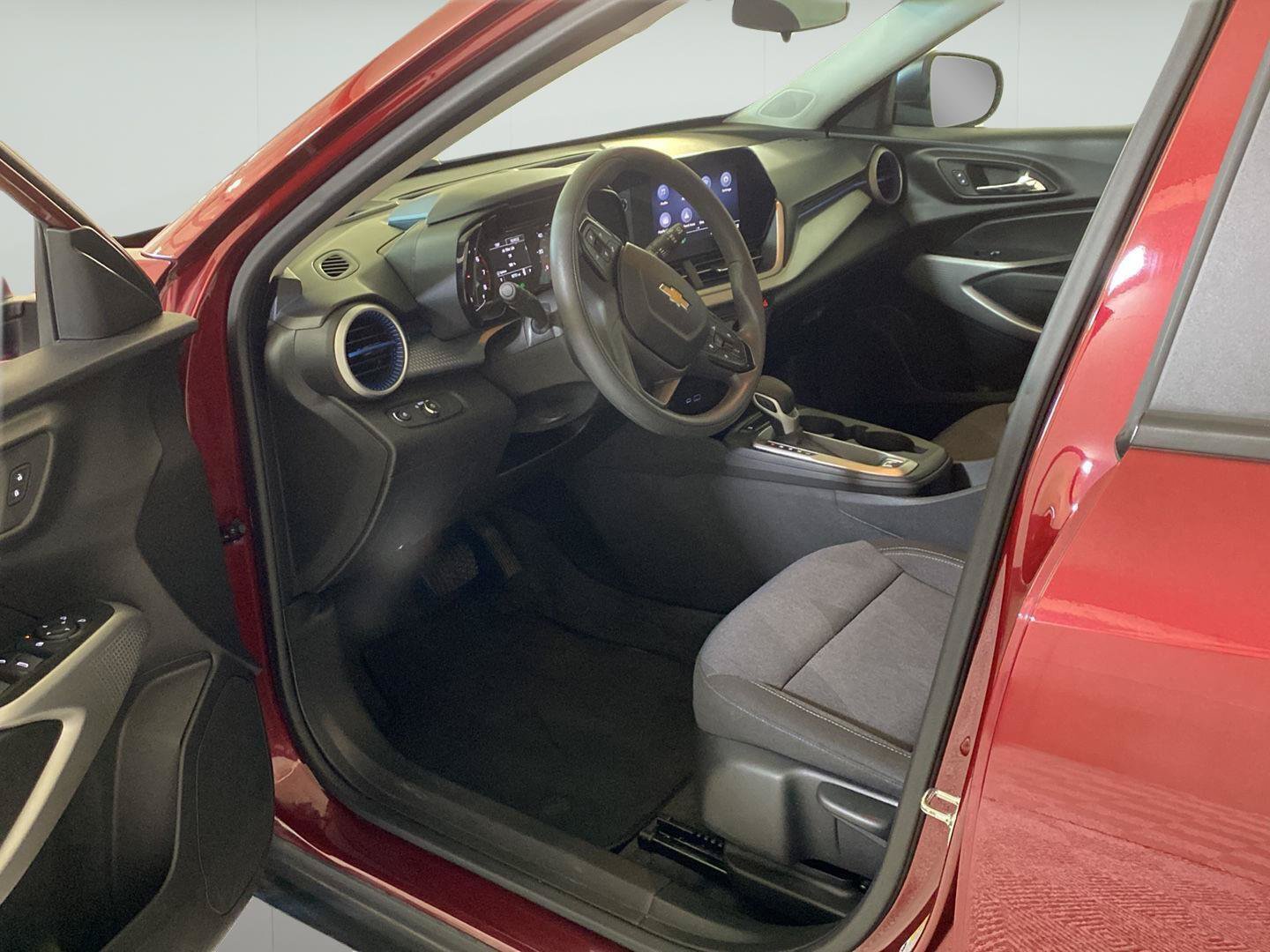 Certified 2024 Chevrolet Trax LS FWD image 22