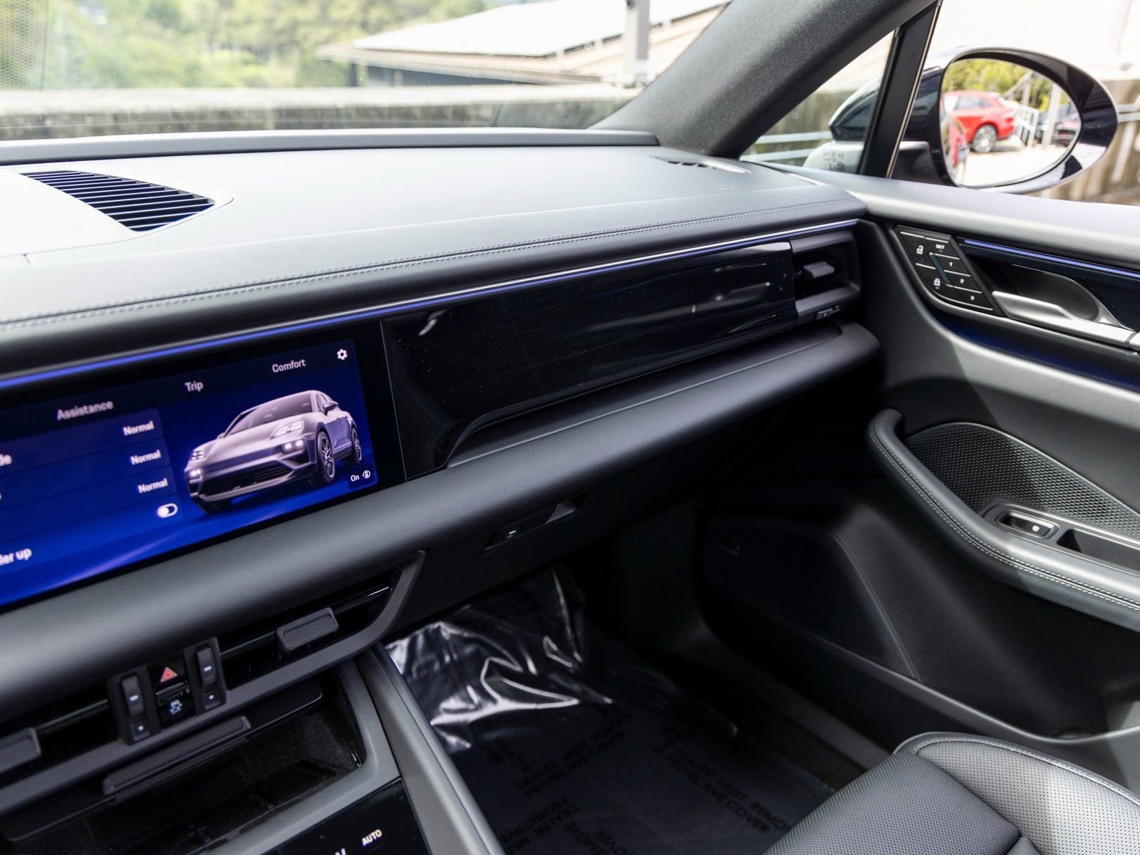 Certified 2025 Porsche Macan Electric image 35