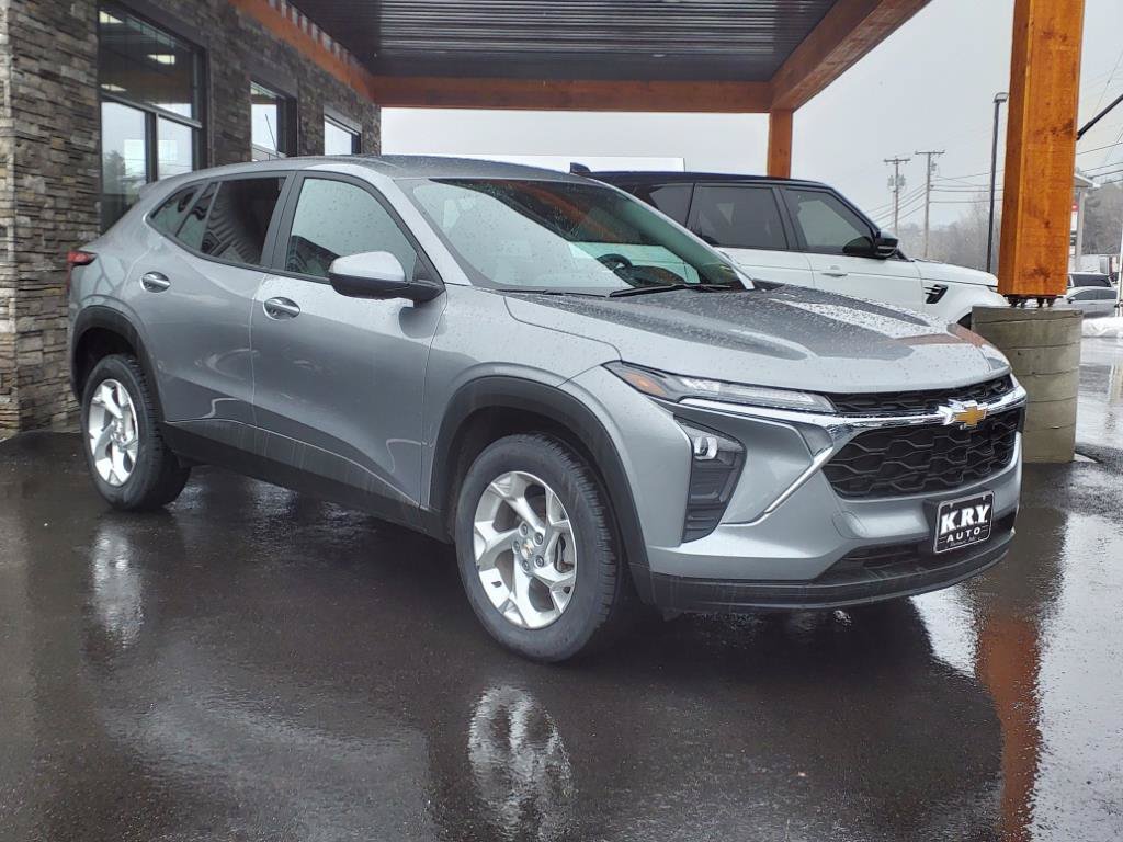 Used 2024 Chevrolet Trax LS w/ LS Convenience Package FWD image 3
