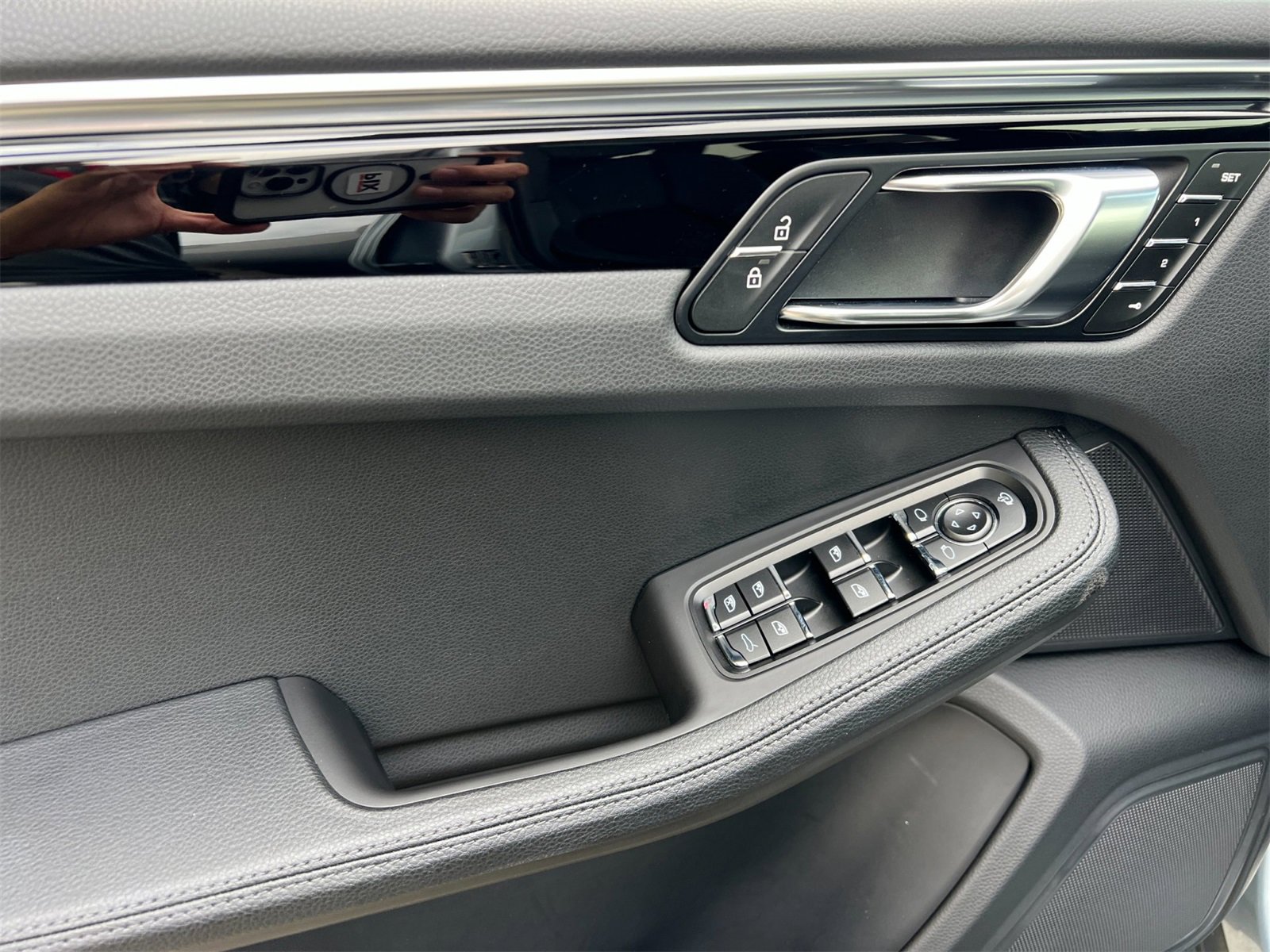 Used 2025 Porsche Macan image 12