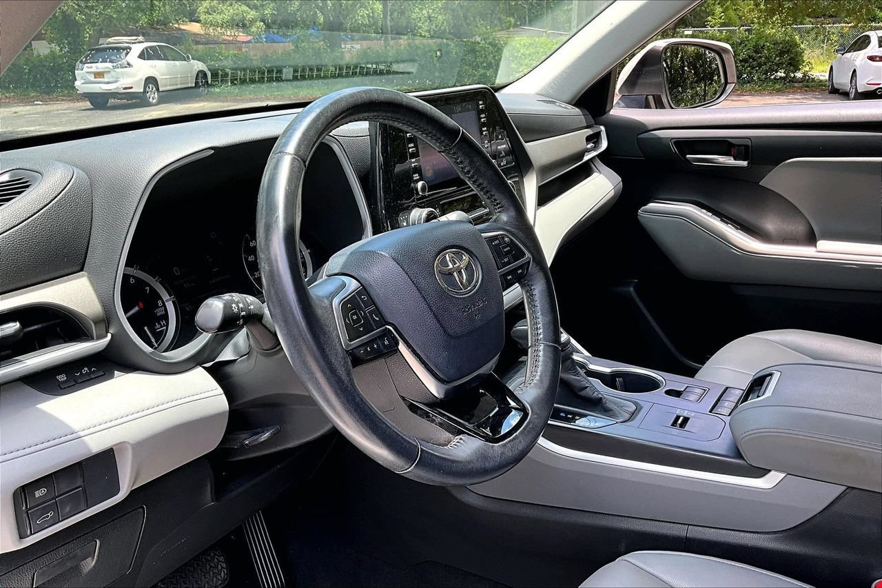 Used 2020 Toyota Highlander XLE FWD image 14