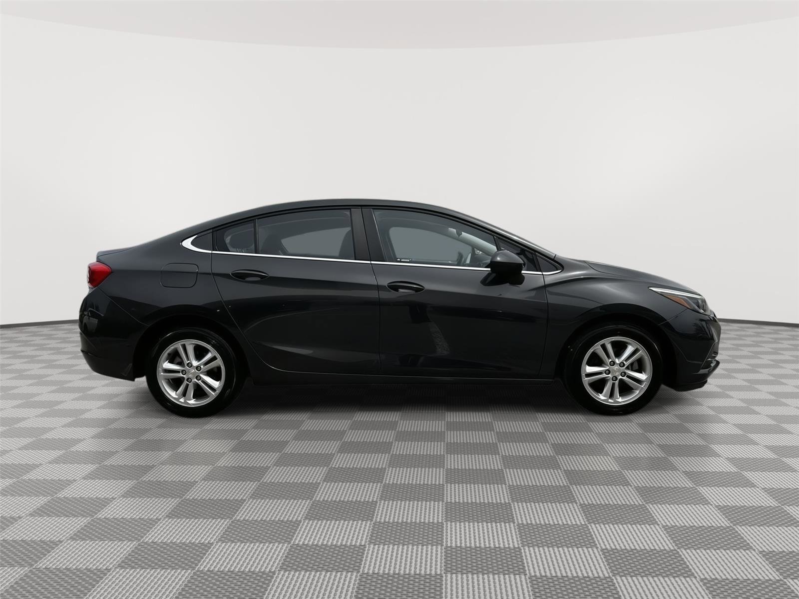 Used 2017 Chevrolet Cruze LT FWD image 5