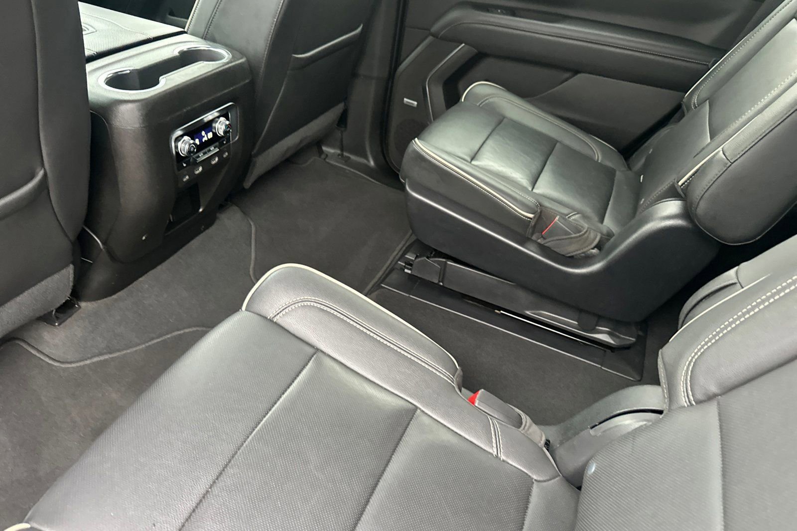 Used 2021 GMC Yukon SLT w/ Rear Media and Nav Package image 13