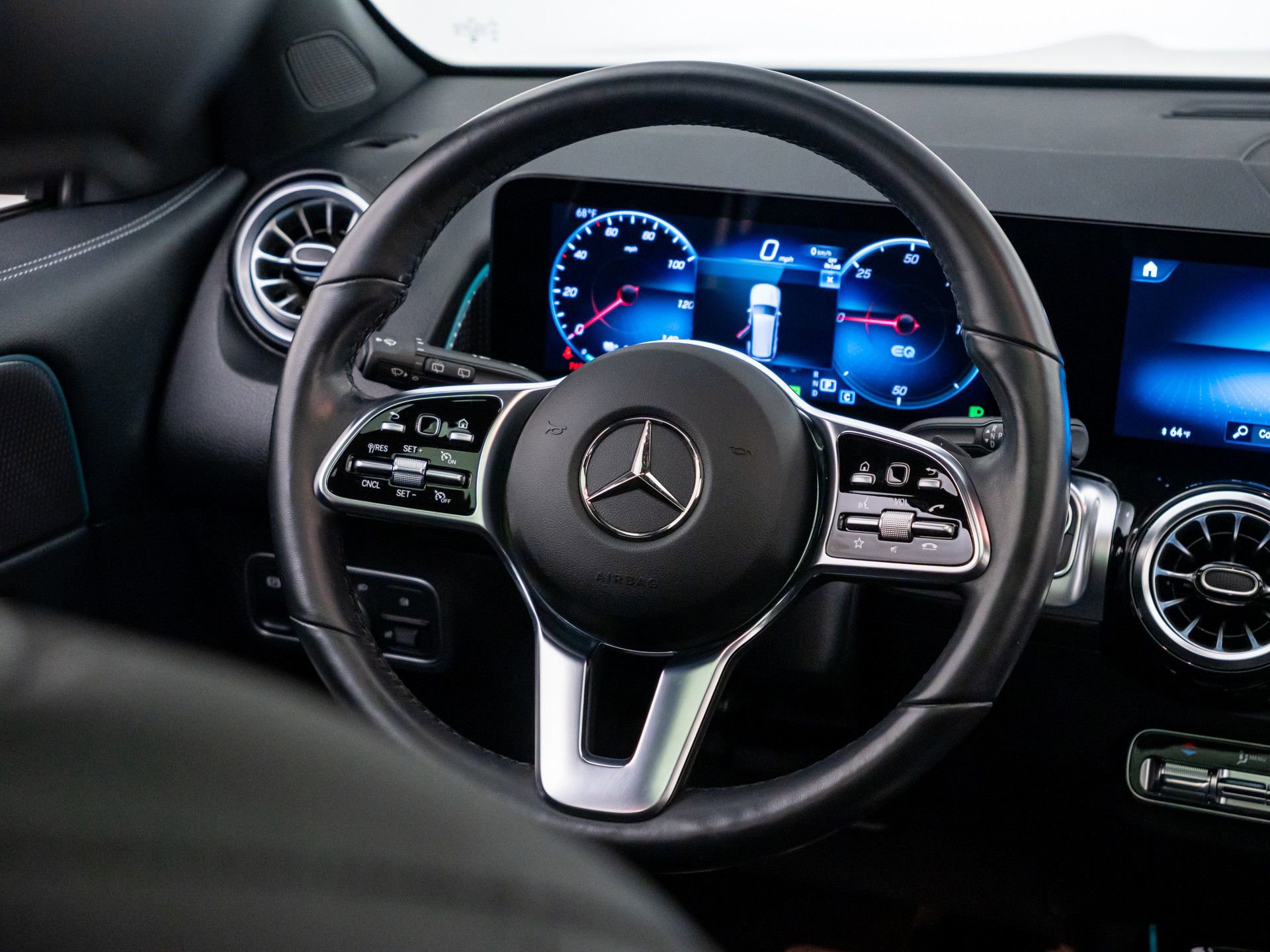 Used 2023 Mercedes-Benz EQB 300 4MATIC image 11