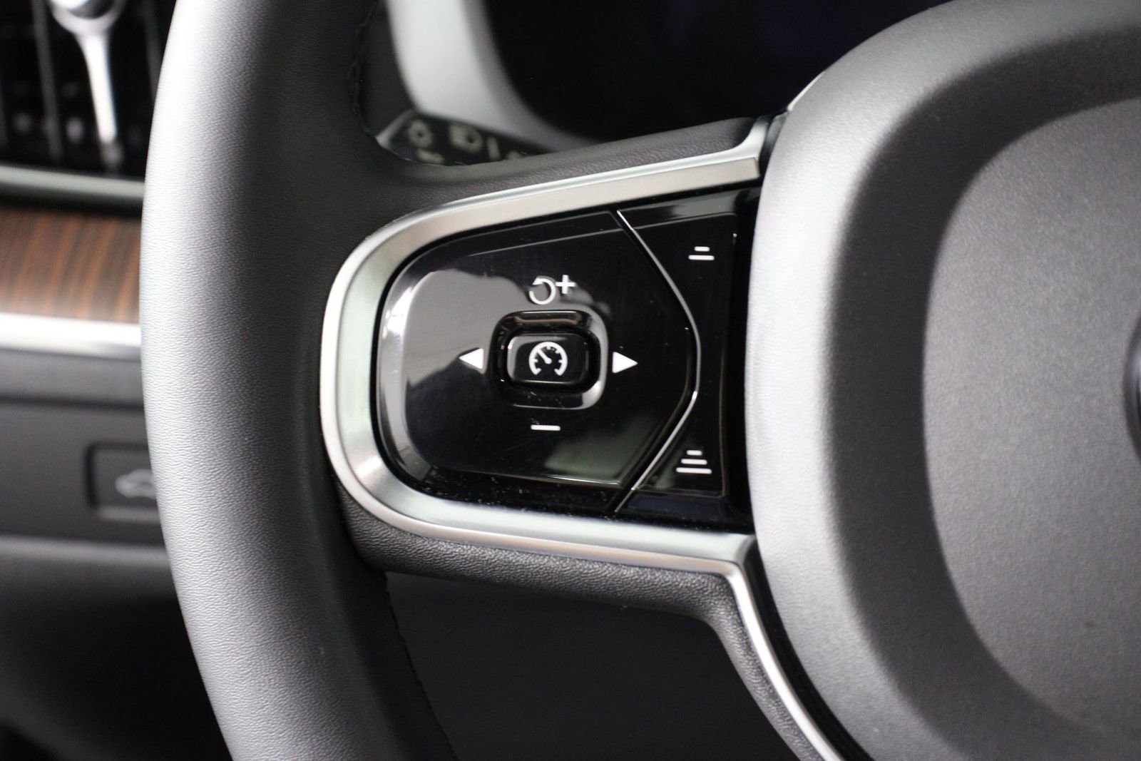 Certified 2023 Volvo XC60 B5 Ultimate w/ Climate Package image 10