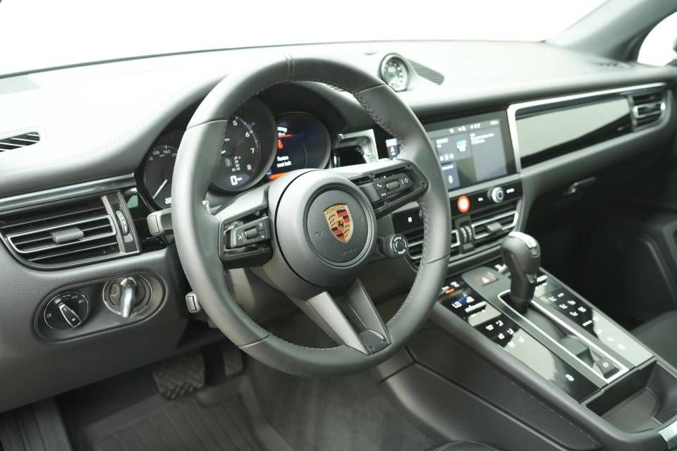 Certified 2026 Porsche Macan AWD/4WD image 4