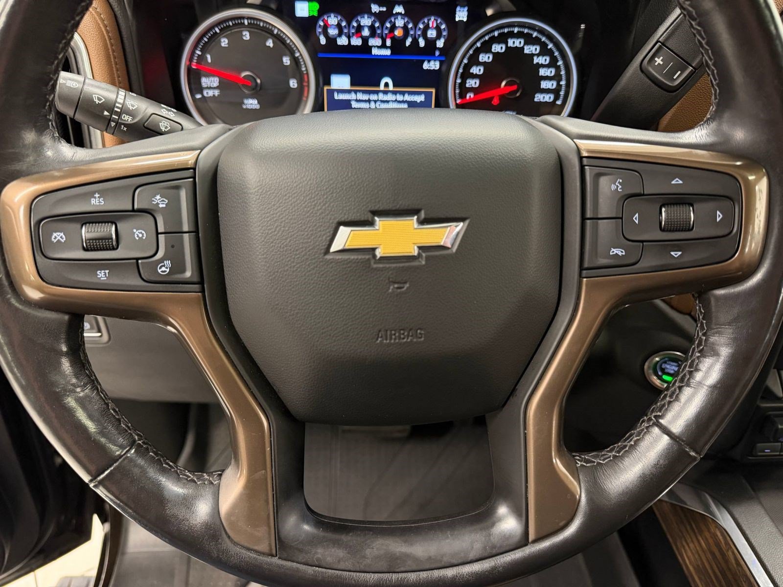 Used 2019 Chevrolet Silverado 1500 High Country w/ Technology Package AWD/4WD image 9