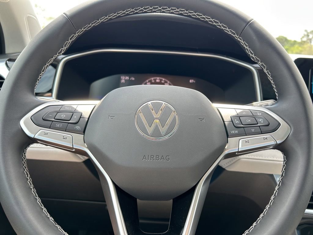 Used 2025 Volkswagen Taos SE image 17