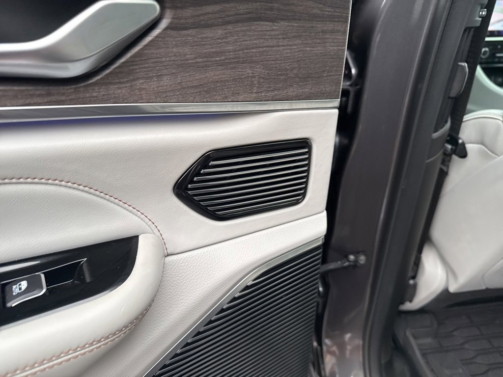 Used 2022 Jeep Grand Cherokee Overland w/ Luxury Tech Group IV image 38