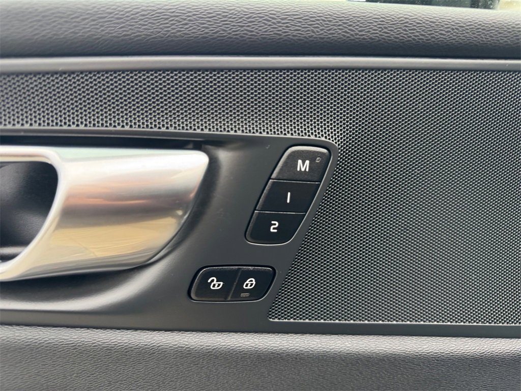 Certified 2025 Volvo XC60 B5 Core image 12