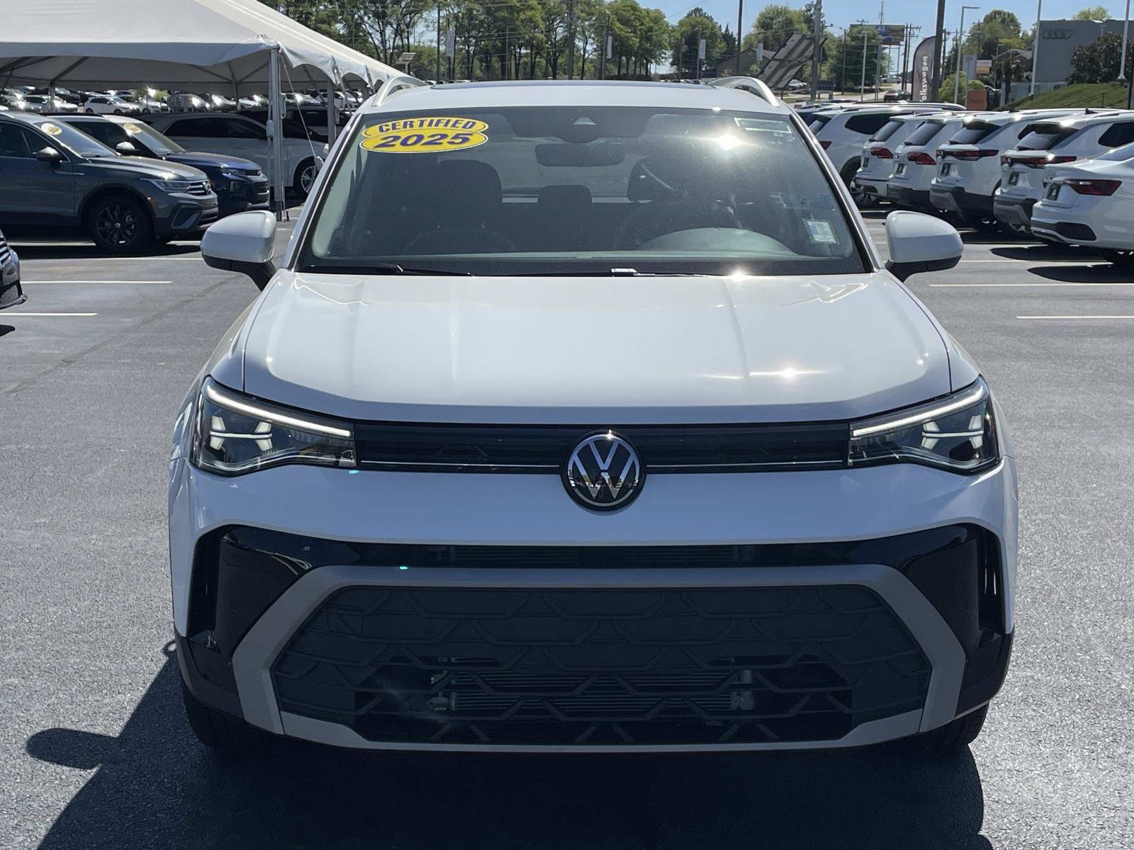 Used 2025 Volkswagen Taos SE w/ Panoramic Sunroof Package FWD image 2