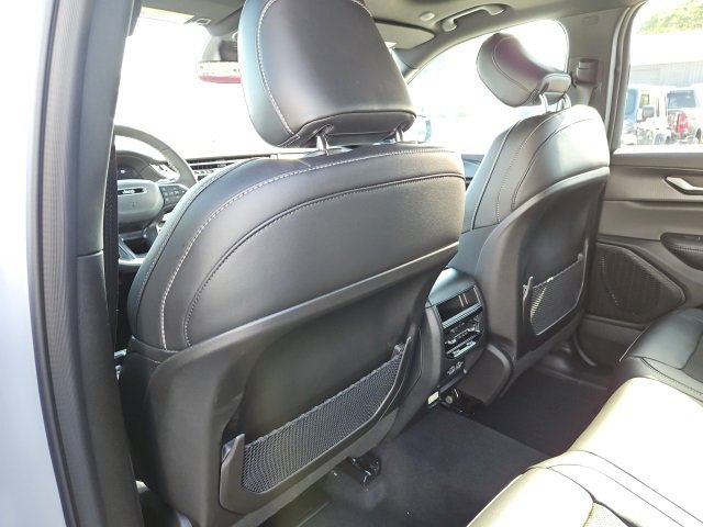 New 2025 Jeep Grand Cherokee Altitude image 18