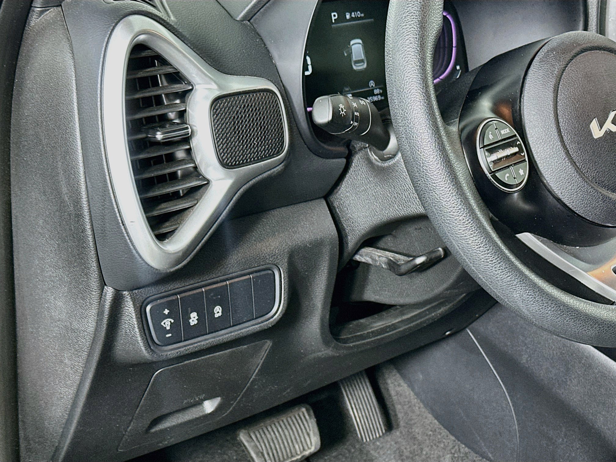 Used 2025 Kia Soul LX w/ LX Technology Package FWD image 17