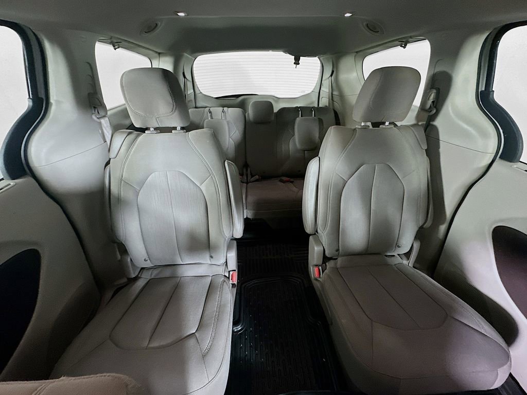 Used 2020 Chrysler Pacifica Touring image 13
