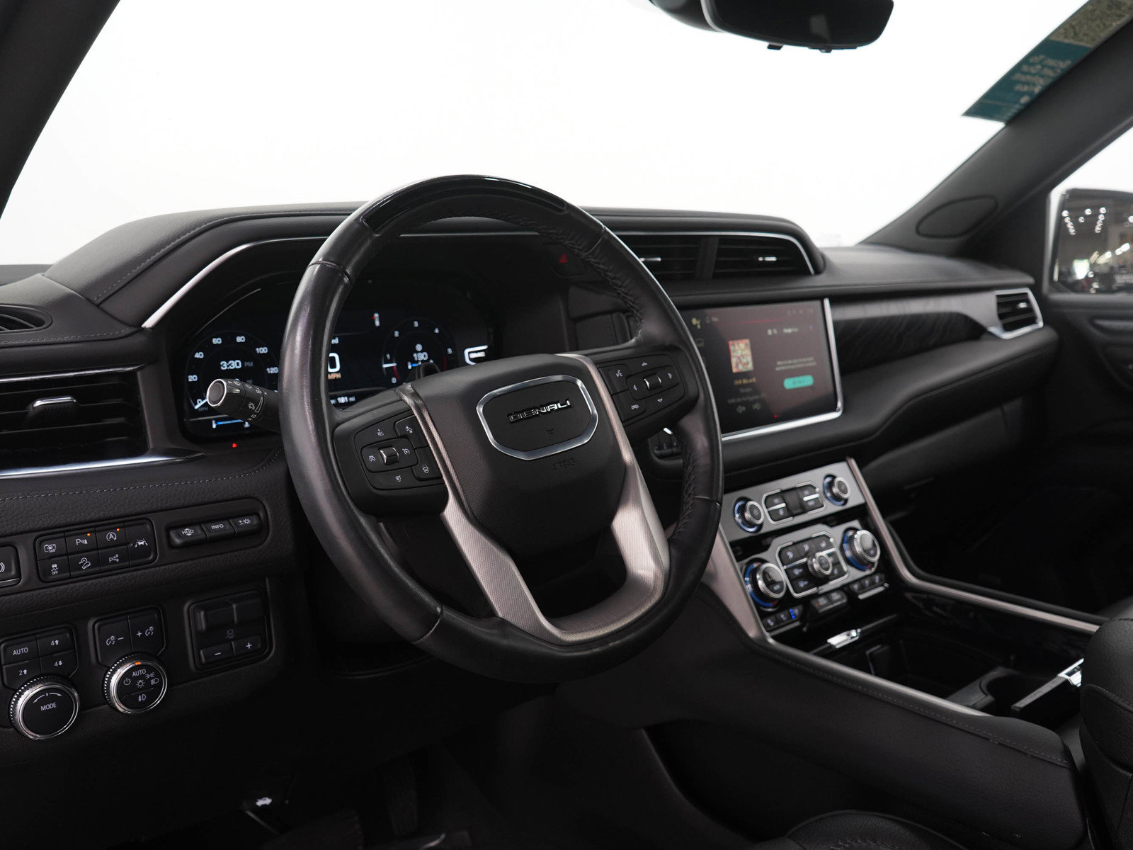 Used 2024 GMC Yukon Denali w/ Advanced Technology Package AWD/4WD image 27