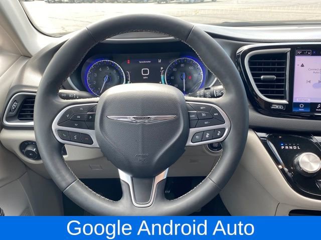 Used 2024 Chrysler Pacifica Touring-L image 8