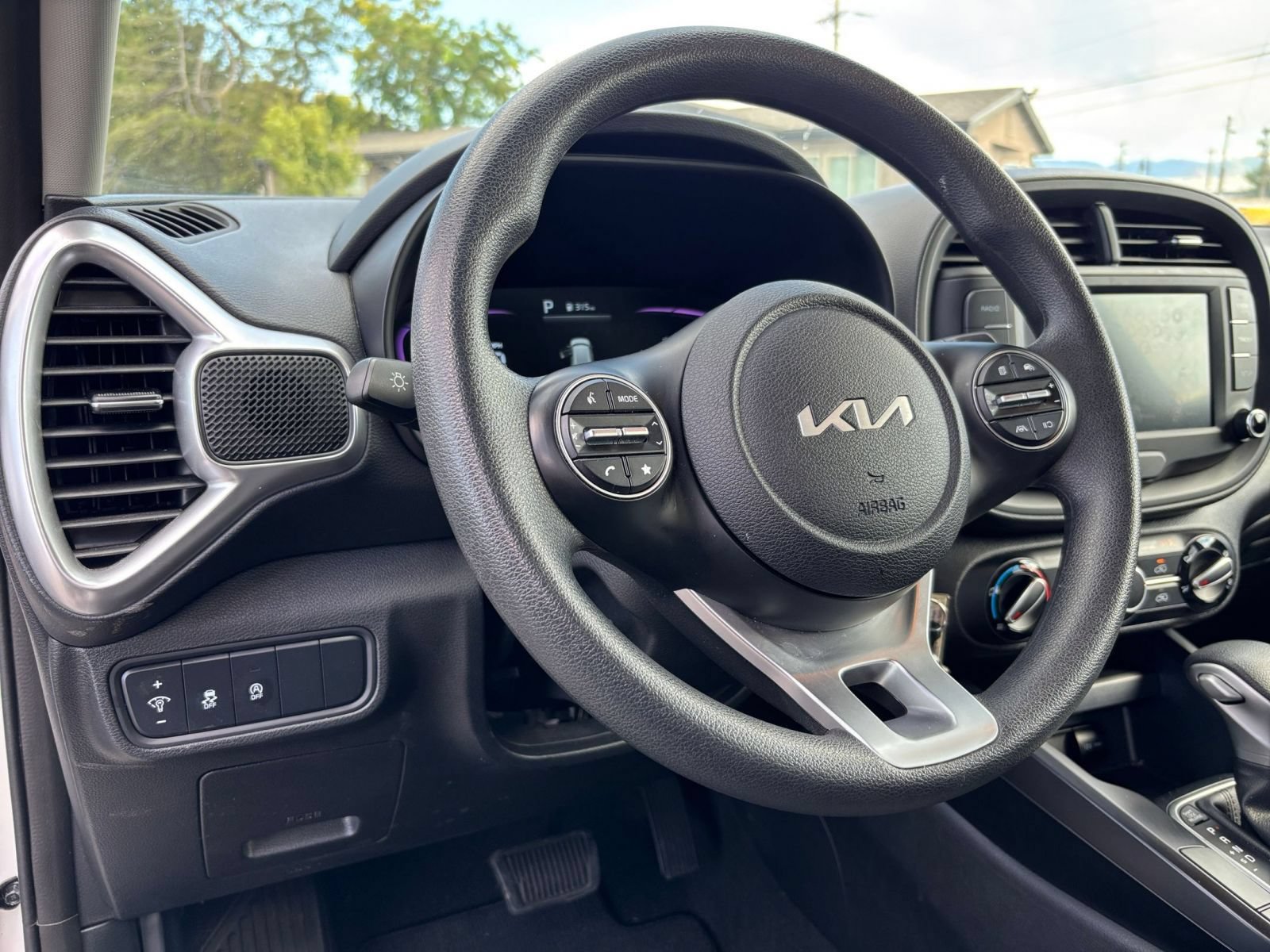 Used 2025 Kia Soul LX w/ LX Technology Package FWD image 31
