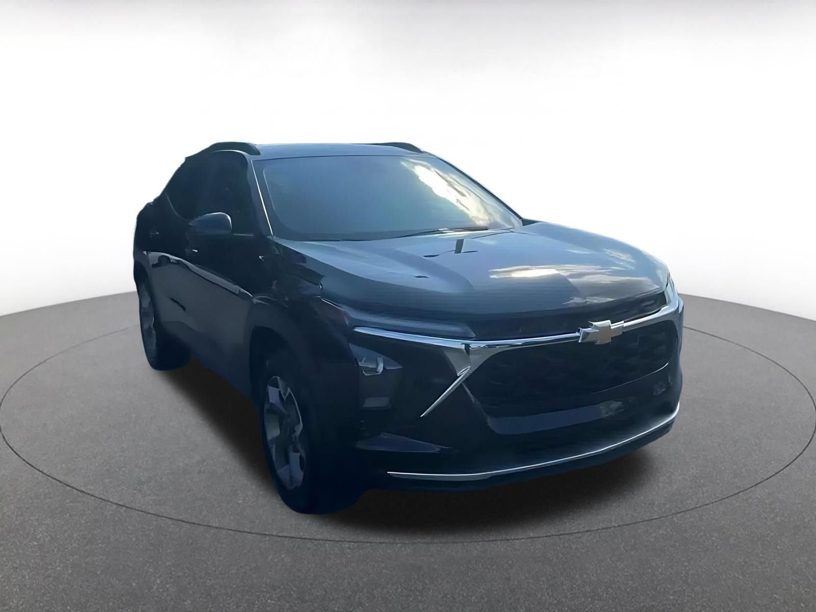Used 2025 Chevrolet Trax LT FWD image 3
