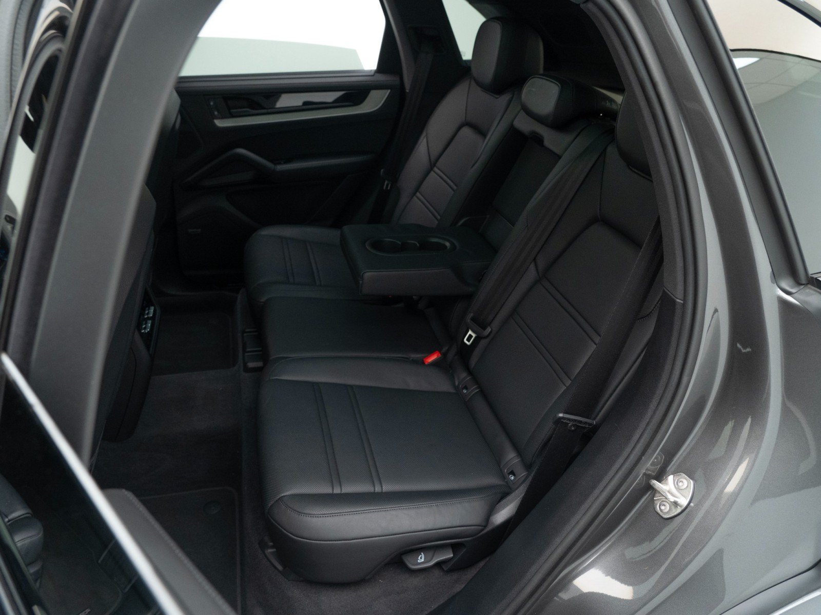 Certified 2025 Porsche Cayenne GTS AWD/4WD image 30