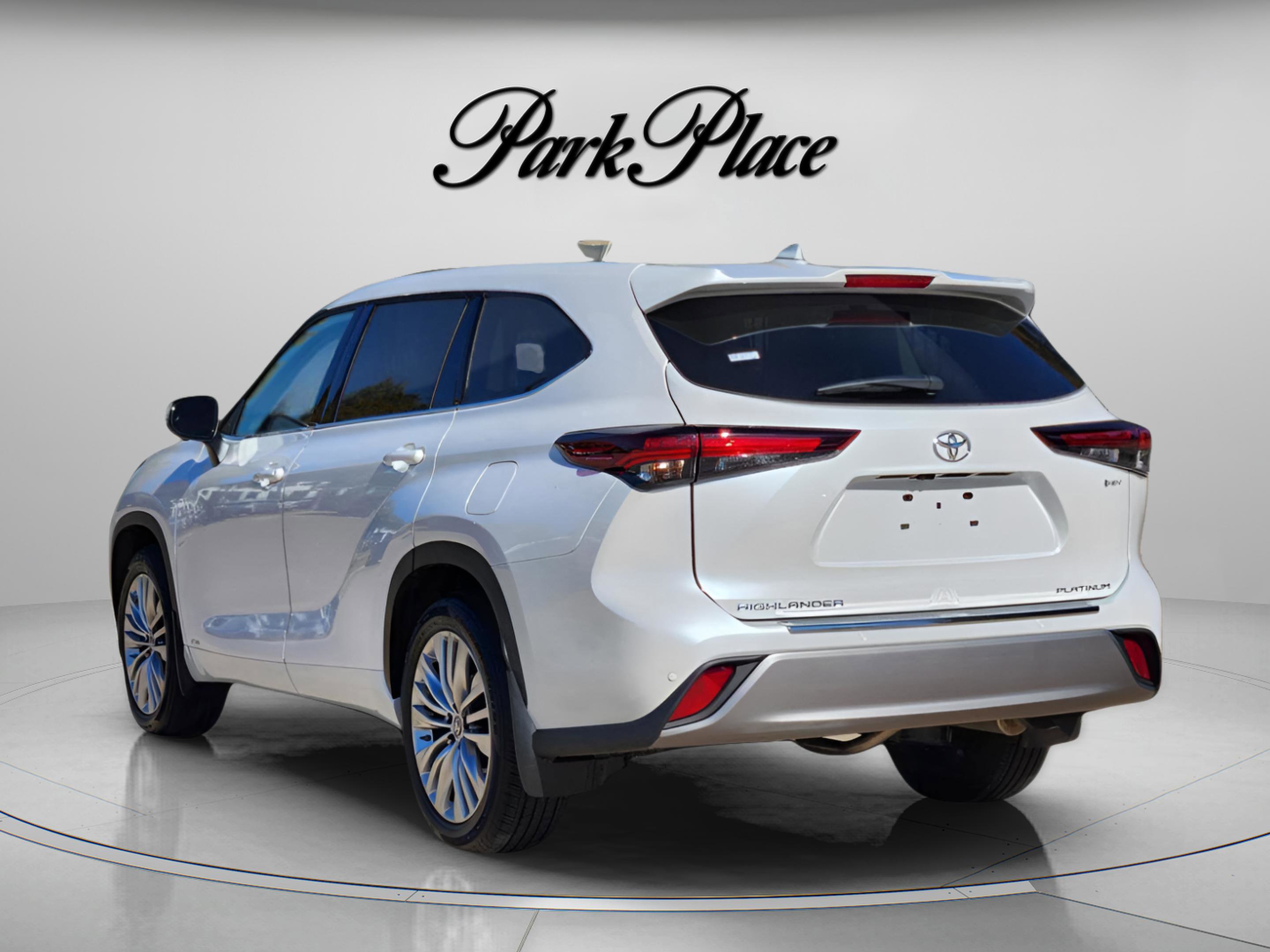 Used 2025 Toyota Highlander Platinum image 3