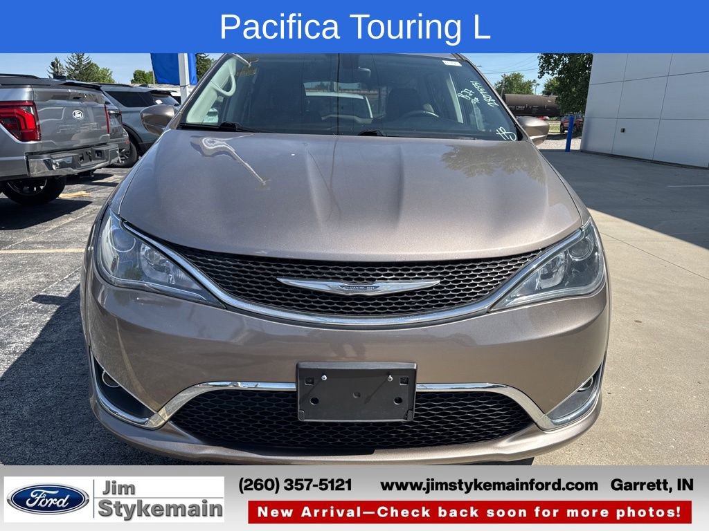 Used 2017 Chrysler Pacifica Touring-L FWD image 2