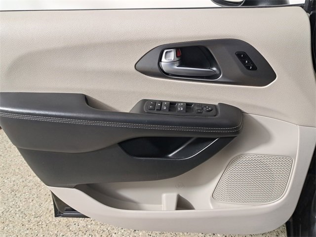 Used 2023 Chrysler Pacifica Touring-L image 20