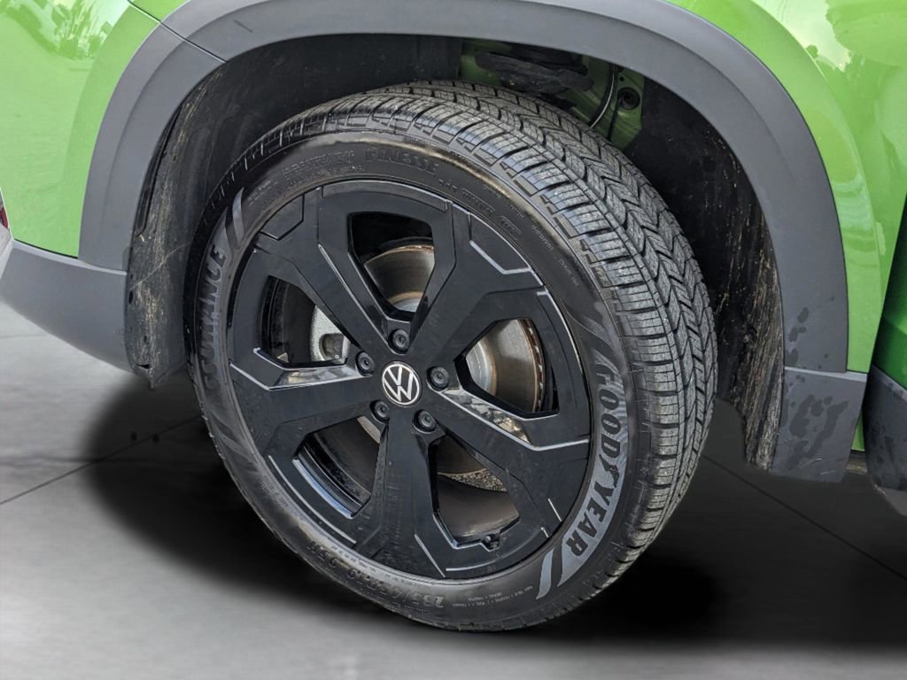 Certified 2025 Volkswagen Taos SE AWD/4WD image 37