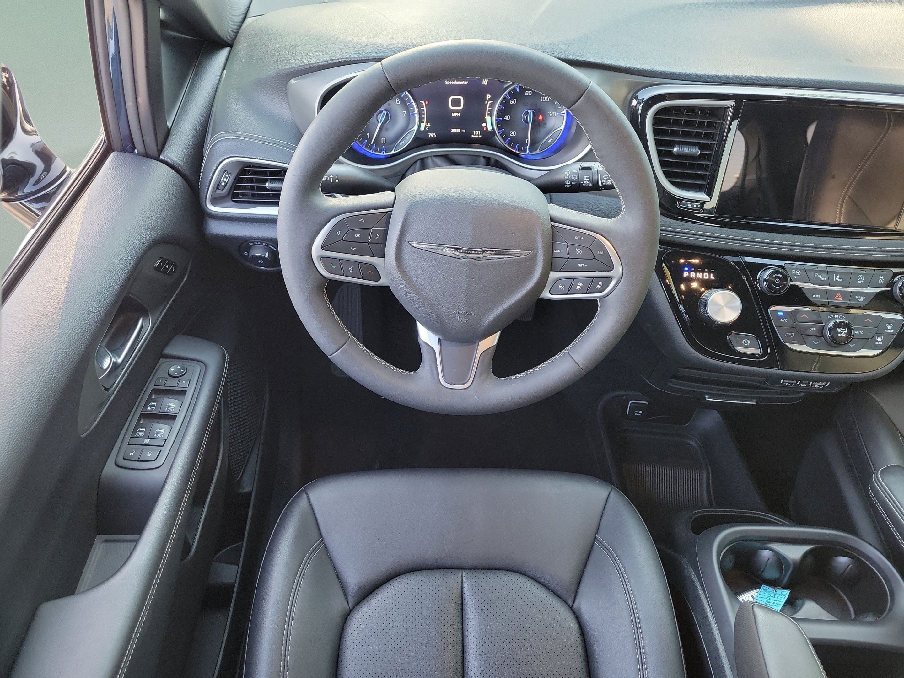 Used 2025 Chrysler Pacifica Select FWD image 11