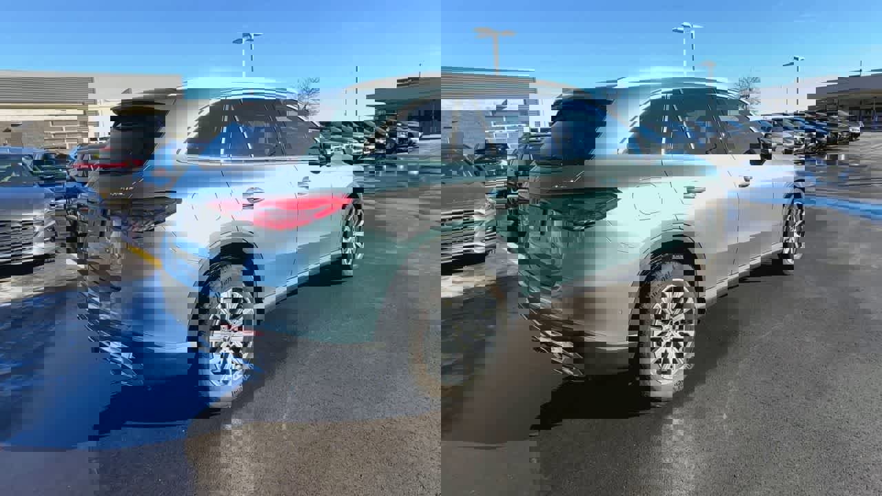 Used 2025 Mercedes-Benz GLC 300 4MATIC image 8