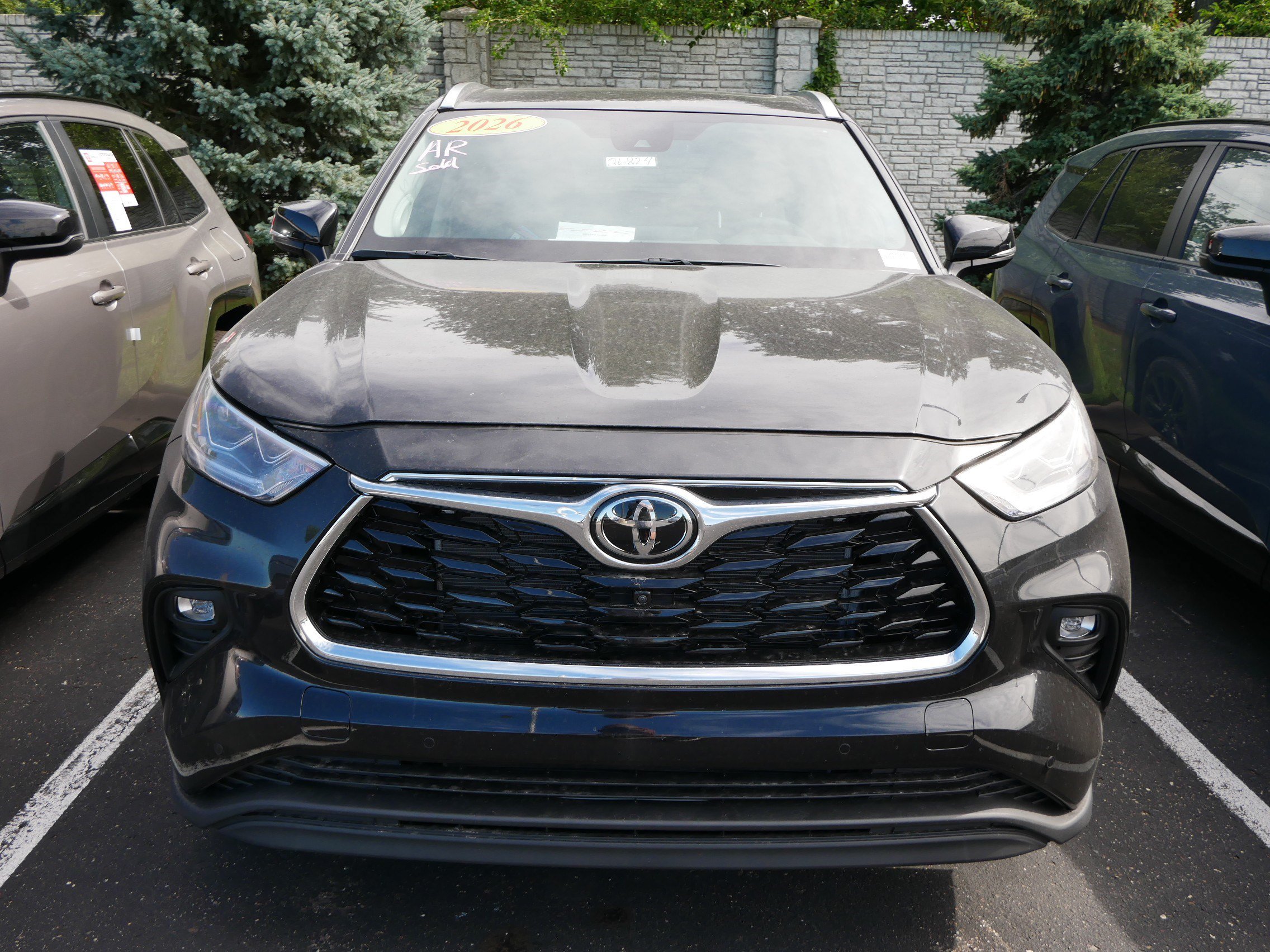 Used 2026 Toyota Highlander Limited AWD/4WD image 2