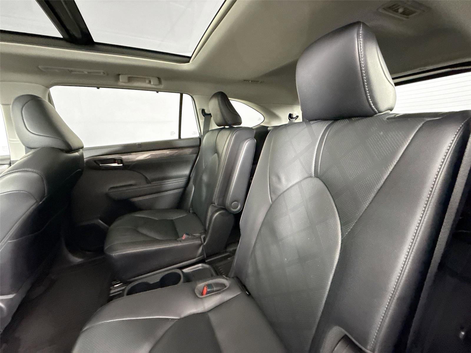 Used 2023 Toyota Highlander Platinum FWD image 32