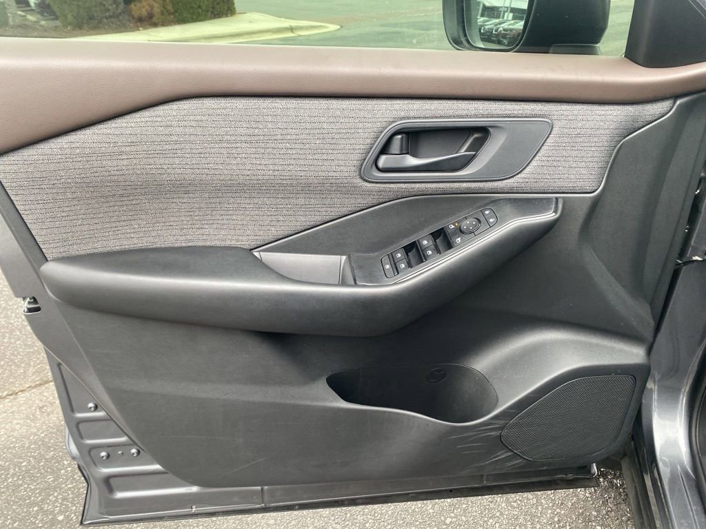 Used 2023 Nissan Rogue S image 10