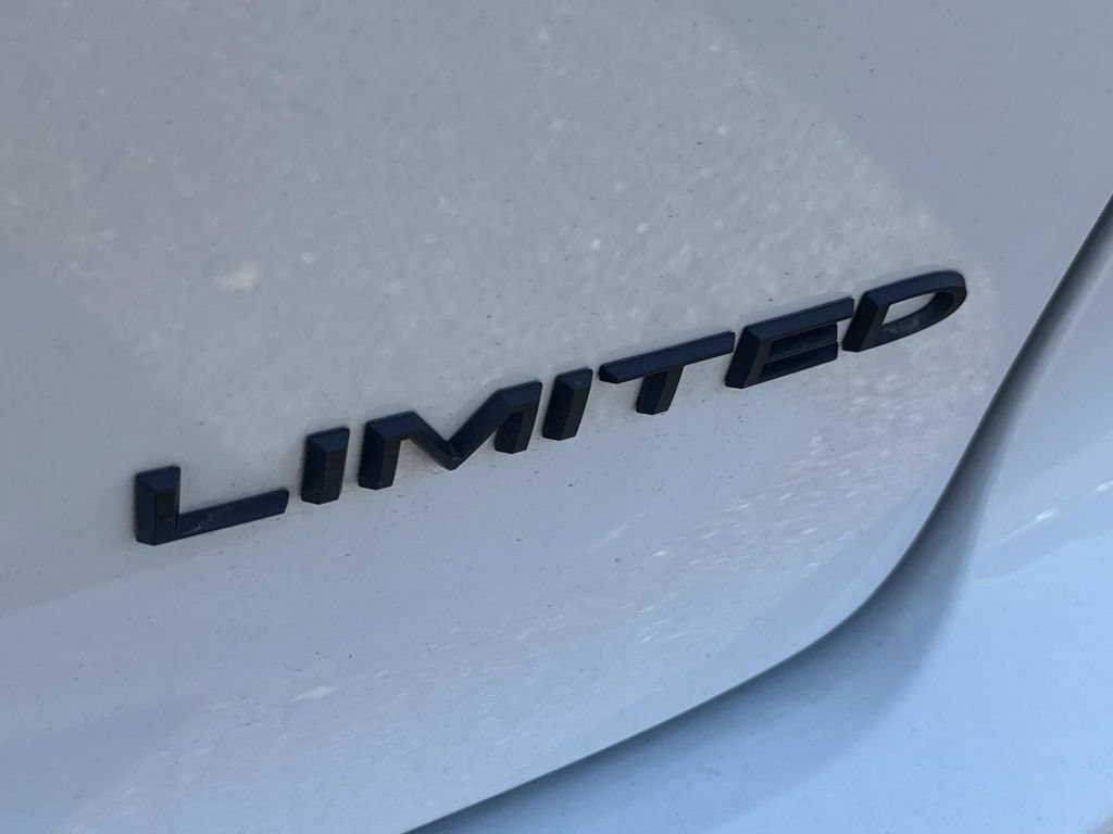 Used 2025 Chrysler Pacifica Limited FWD image 8