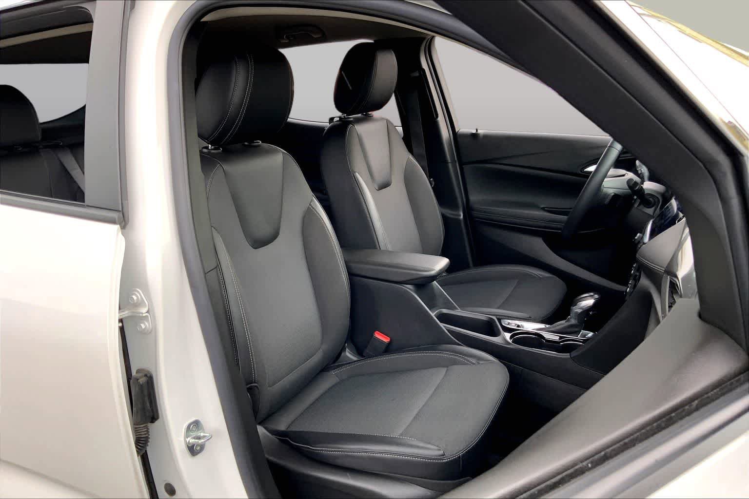 Used 2023 Buick Encore GX Select w/ Sport Touring Package FWD image 8