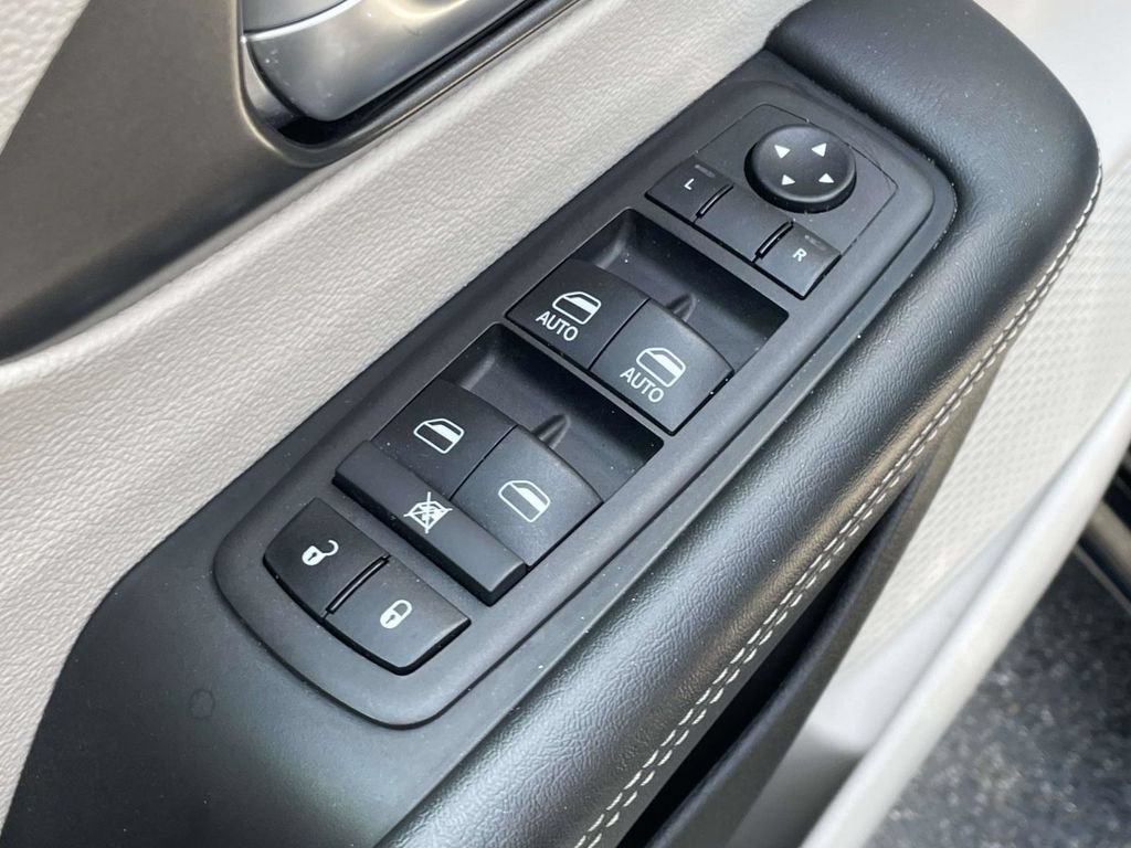 Certified 2024 Chrysler Pacifica Touring-L FWD image 24