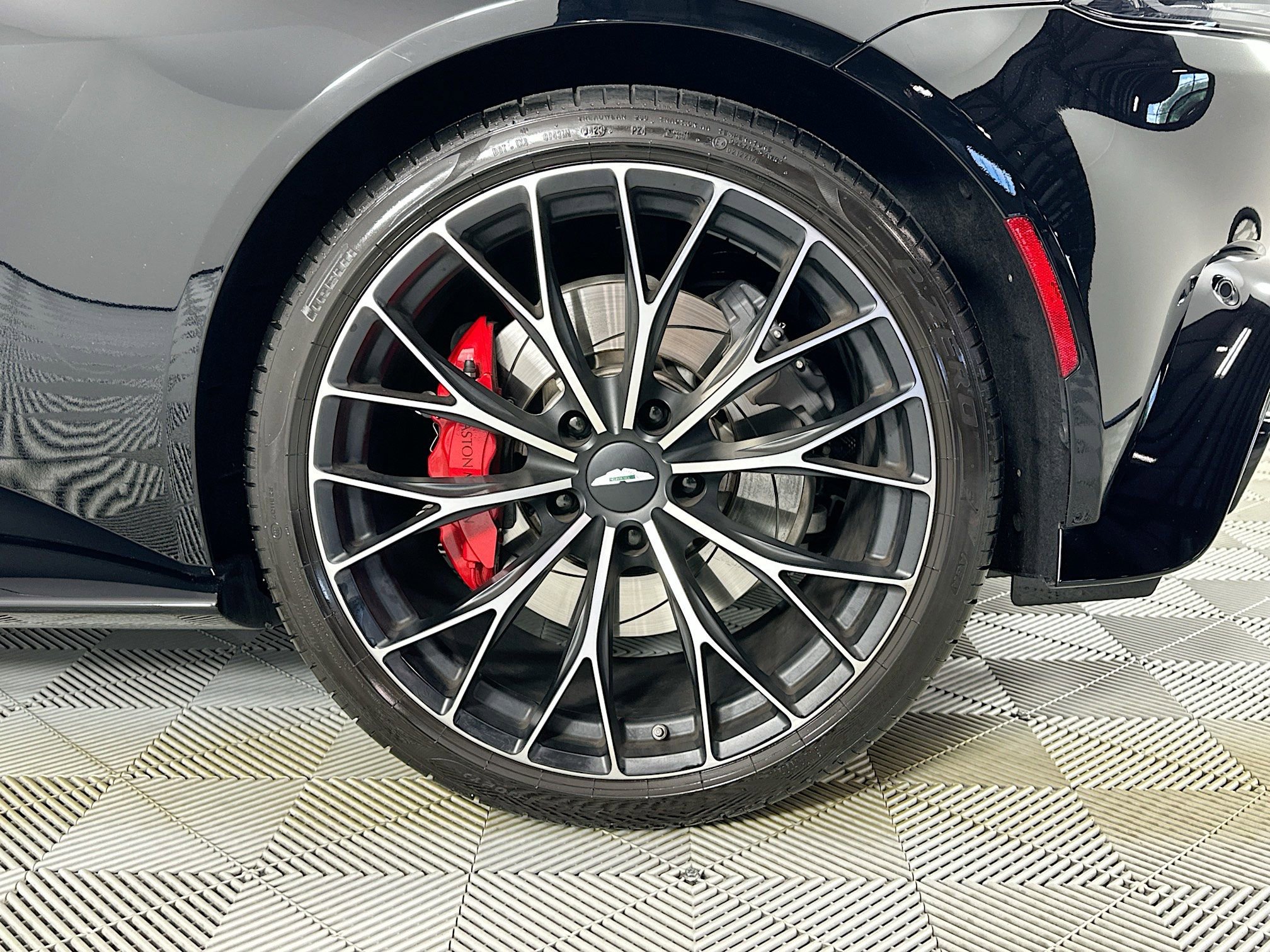 Used 2023 Aston Martin V8 Vantage Roadster image 4