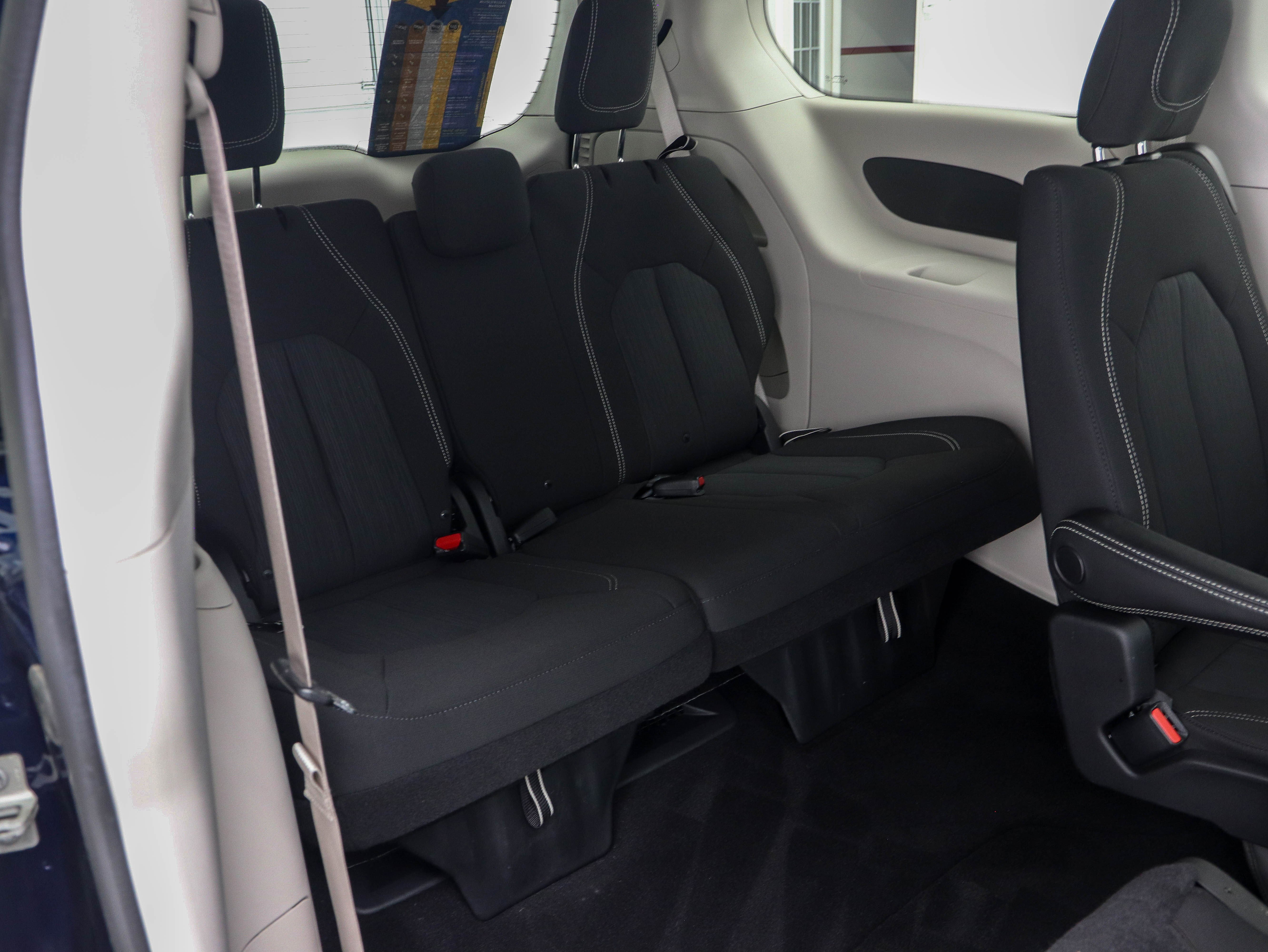 Used 2020 Chrysler Voyager LX image 15