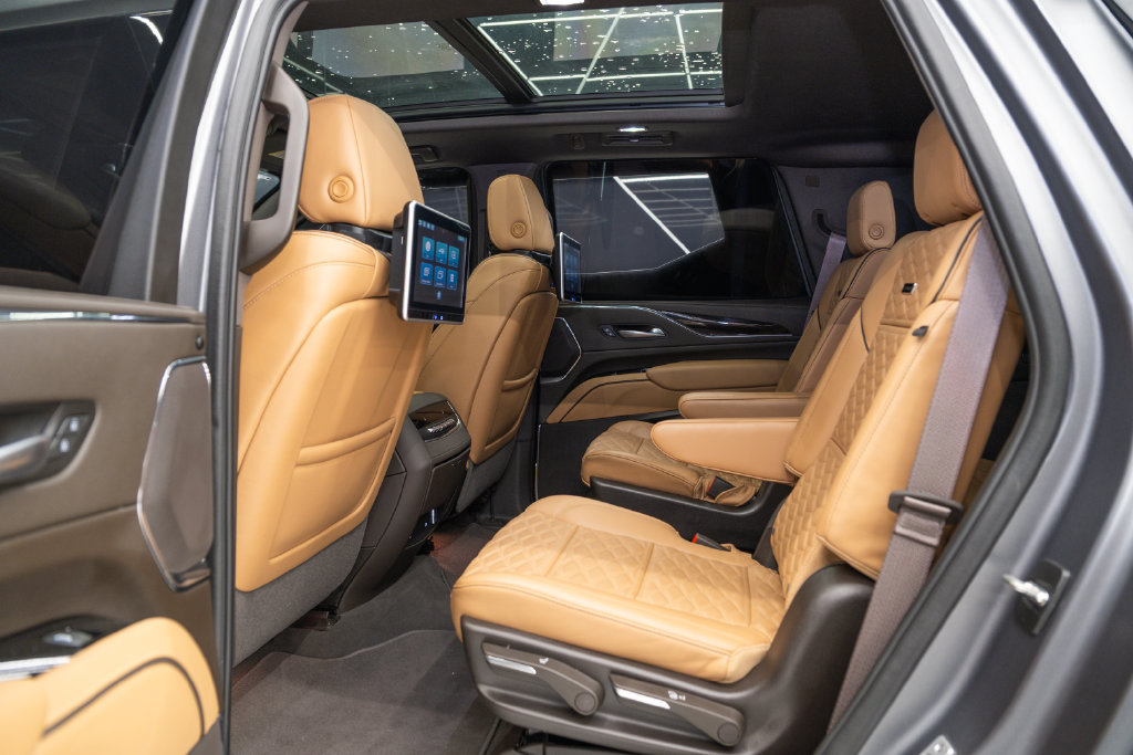 Used 2024 Cadillac Escalade Premium Luxury AWD/4WD image 33