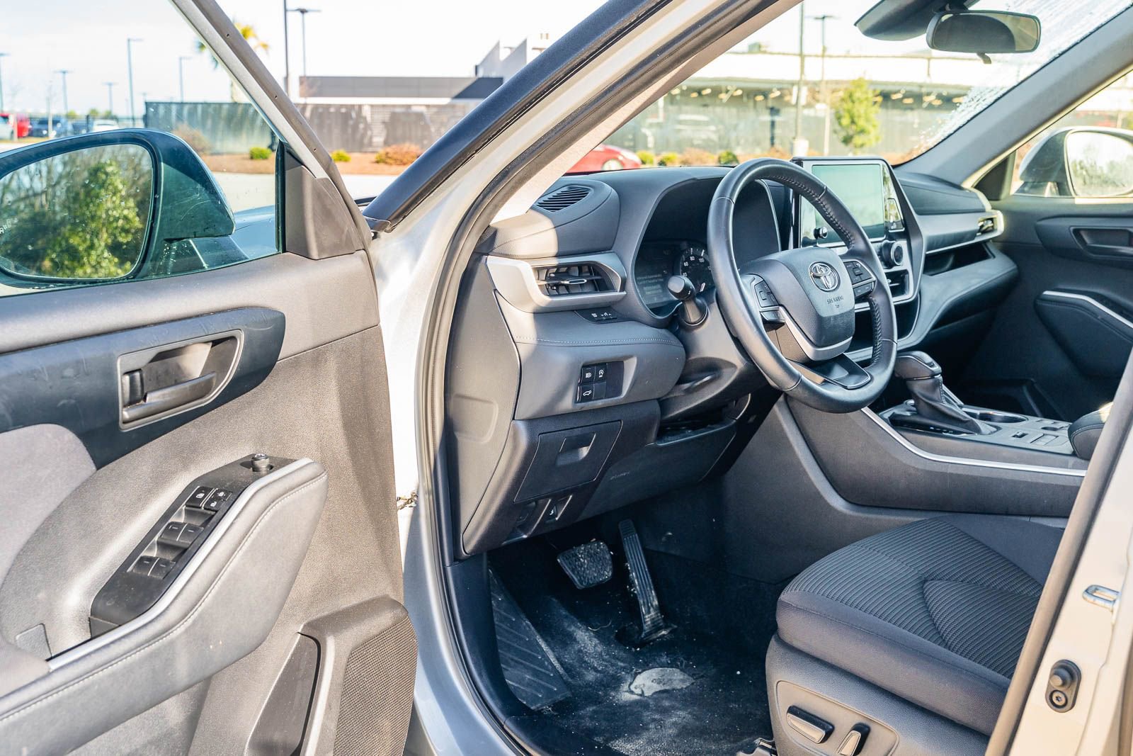 Used 2024 Toyota Highlander LE image 18