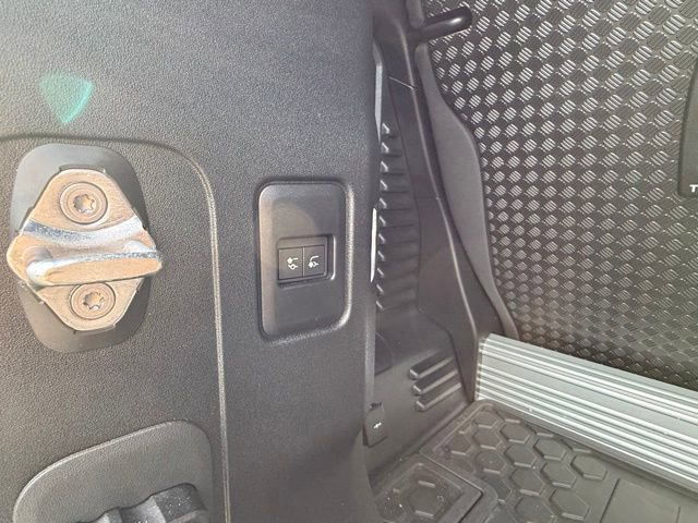 Used 2022 Land Rover Defender 90 X-Dynamic S image 31