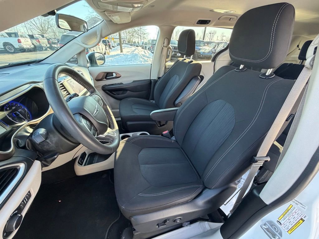 Certified 2022 Chrysler Voyager LX image 21