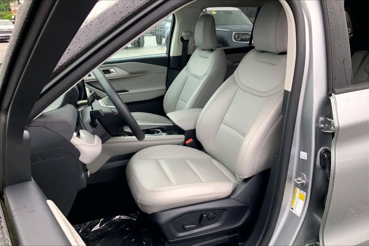 Used 2025 Ford Explorer Active w/ Active Comfort Package RWD image 8