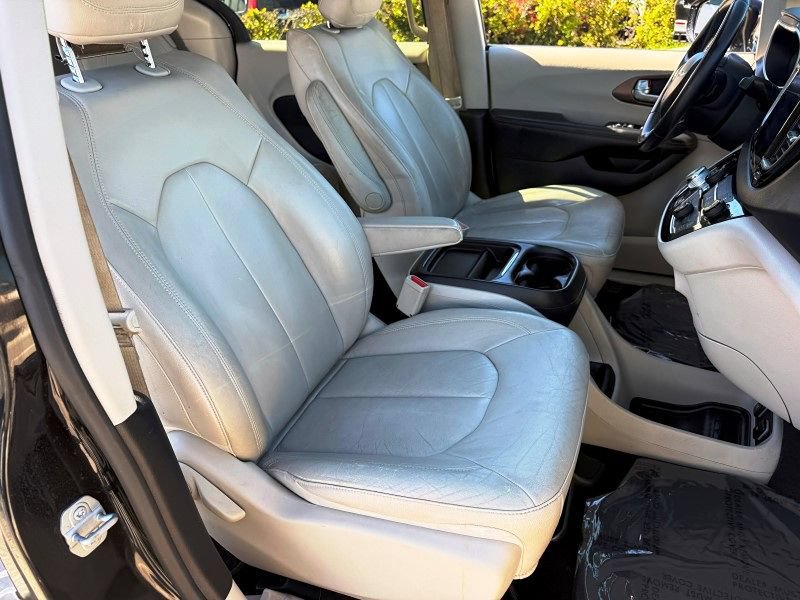 Used 2017 Chrysler Pacifica Touring-L FWD image 17