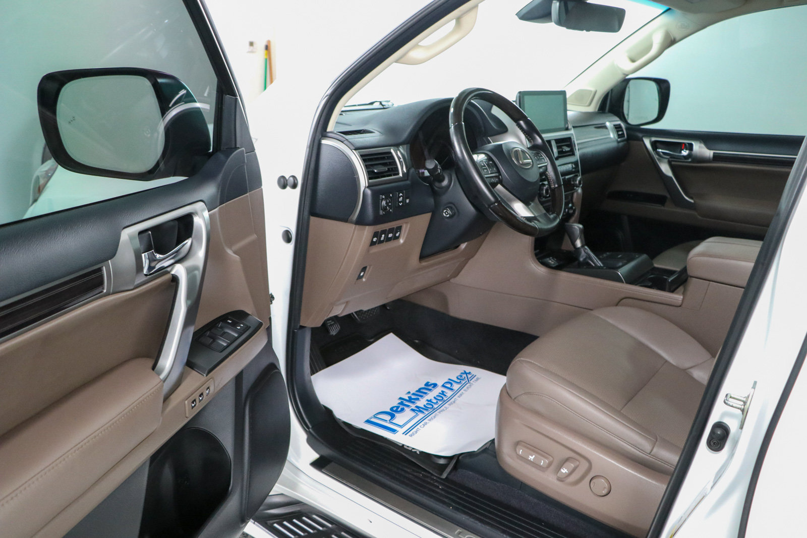 Used 2023 Lexus GX 460 Premium w/ Premium Package AWD/4WD image 3