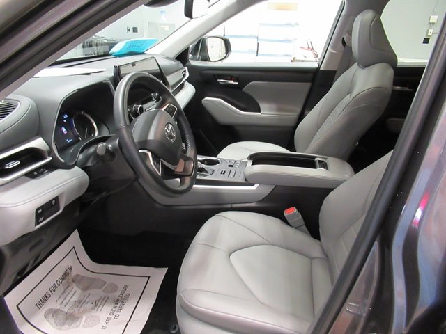 Used 2024 Toyota Highlander XLE image 16