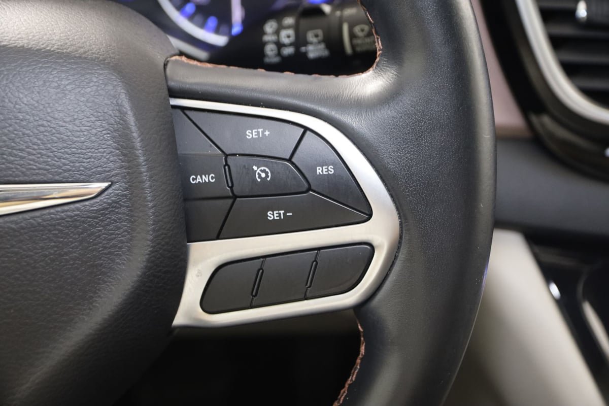 Used 2018 Chrysler Pacifica Touring-L FWD image 32