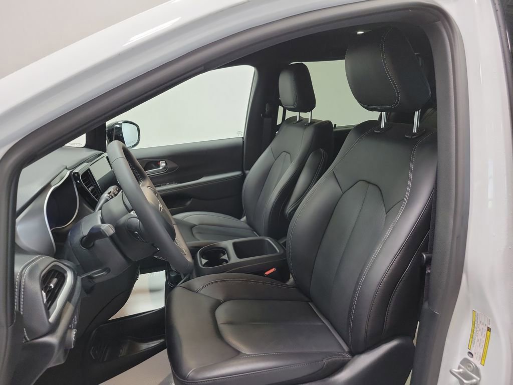 New 2026 Chrysler Pacifica Select image 13