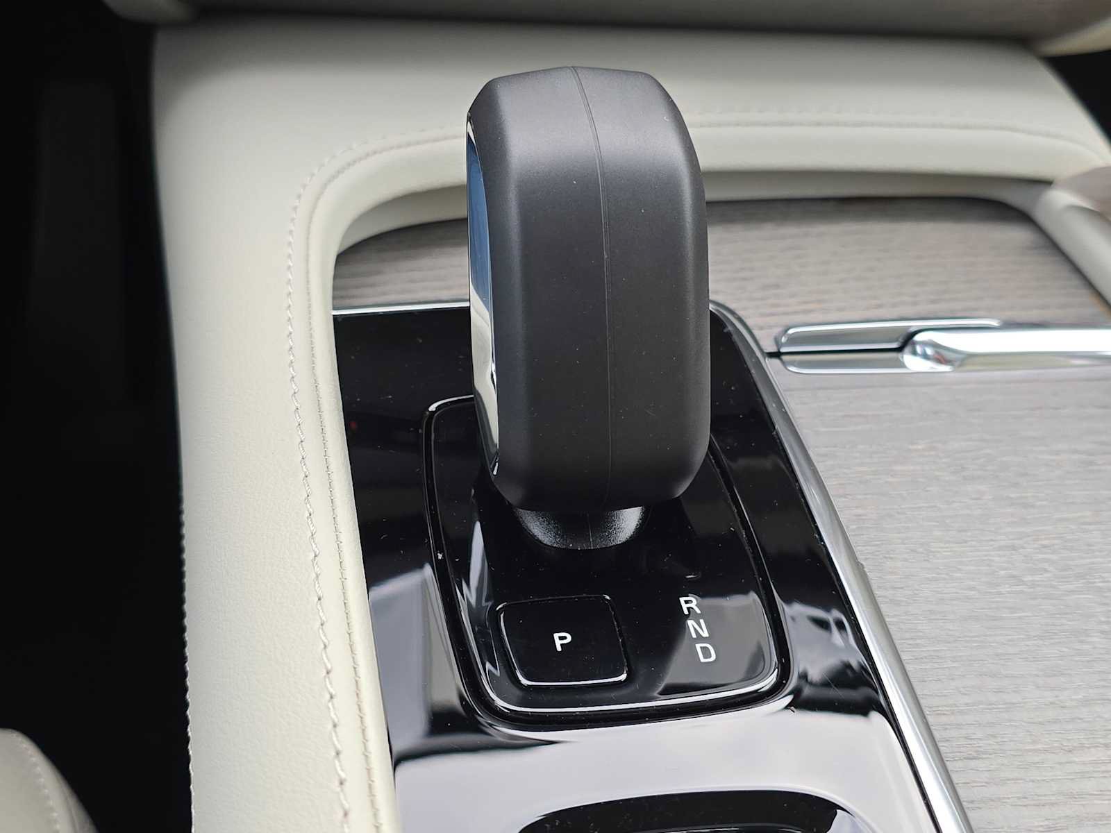 Certified 2025 Volvo XC90 T8 Plus w/ Protection Package Premier AWD/4WD image 32