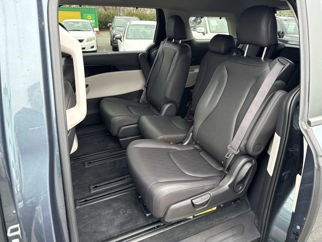 Used 2024 Kia Carnival EX image 16