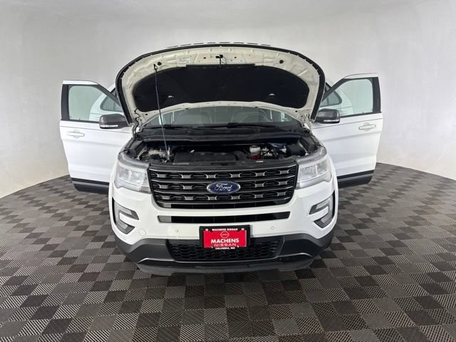 Used 2017 Ford Explorer XLT w/ Equipment Group 202A AWD/4WD image 11